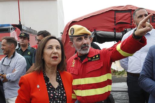 La ministra de Defensa, Margarita Robles, durante su visita al Puesto de Mando Avanzado en La Palma.