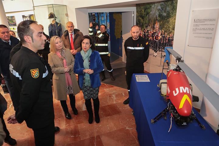 La ministra Margarita Robles durante la presentación de los drones de la Unidad Militar de Emergencias