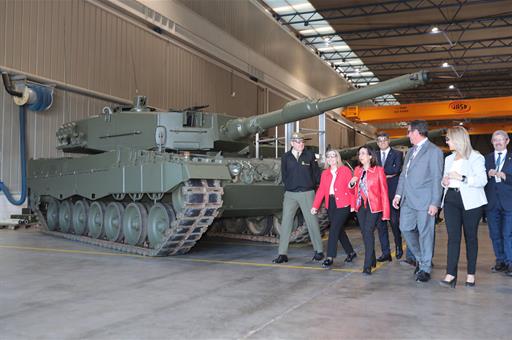 La ministra de Defensa, Margarita Robles, inspecciona uno de los tanques