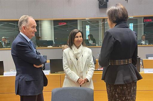 La ministra de Defensa, Margarita Robles, conversa con sus colegas comunitarios.