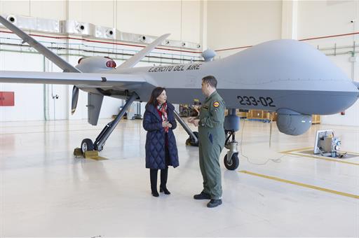 La ministra de Defensa, Margarita Robles, durante la visita al Ala 23, escuela militar de Caza y Ataque del Ejército del Aire