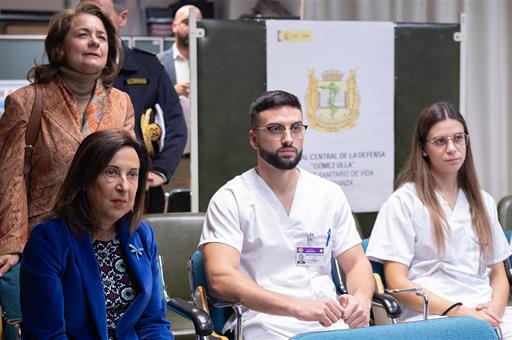 La ministra de Defensa, Margarita Robles, durante su visita al Hospital Gómez Ulla.