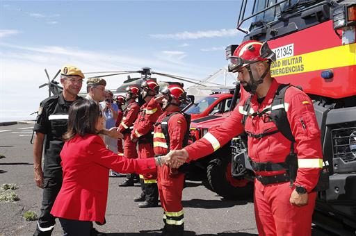 La ministra de Defensa en funciones, Margarita Robles, visita unidades de la Base de Los Rodeos, en Tenerife