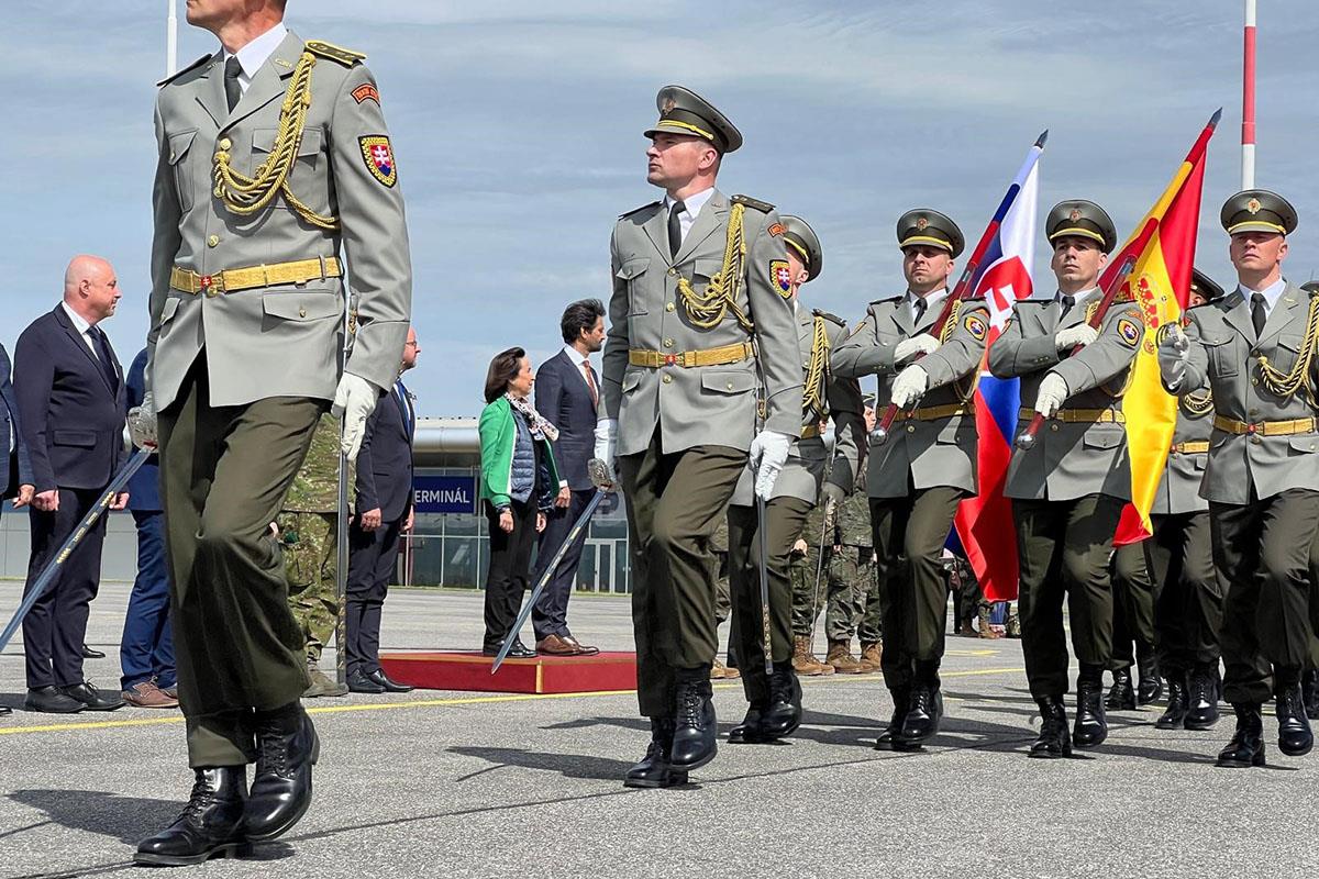 Imagen del artículo Robles: Donde hay un soldado español, estamos un poco más cerca de la paz