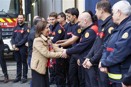 Margarita Robles visita el Parque de Bomberos Norte de Valencia.