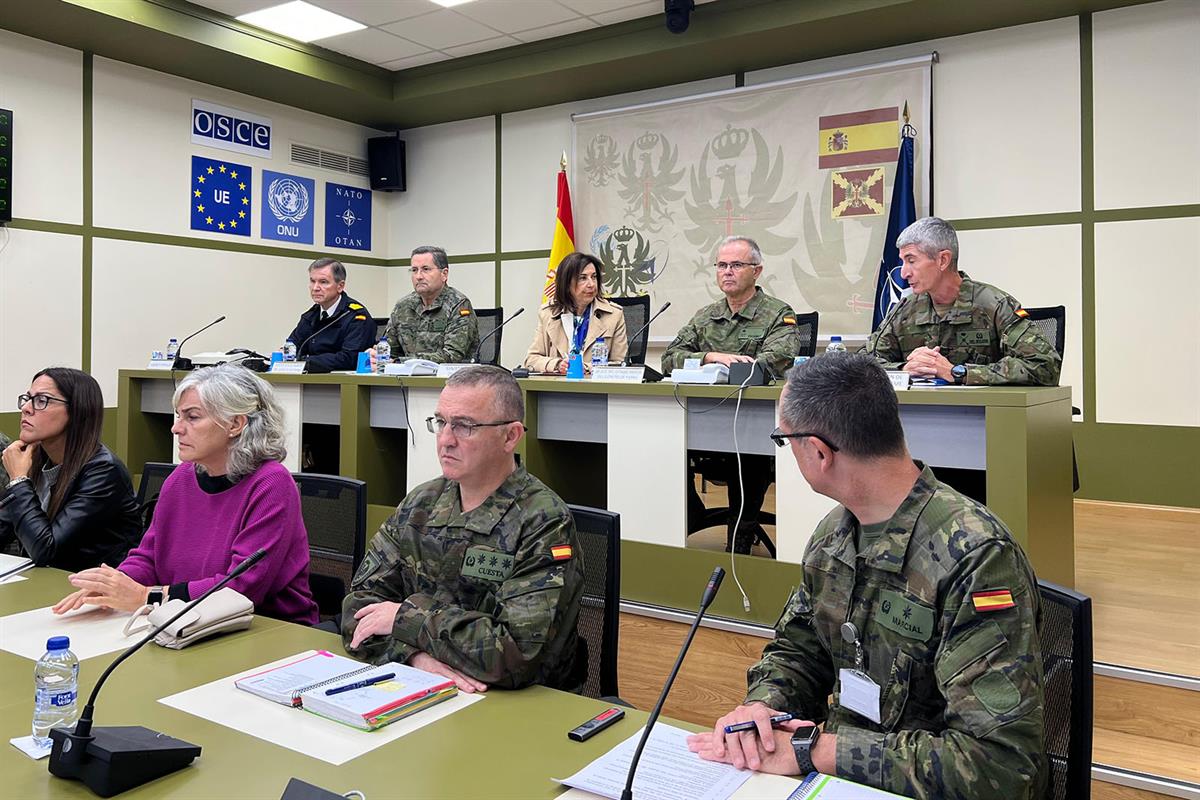 La ministra de Defensa, Margarita Robles, supervisa los efectivos del Ejército de Tierra desplegados a Valencia