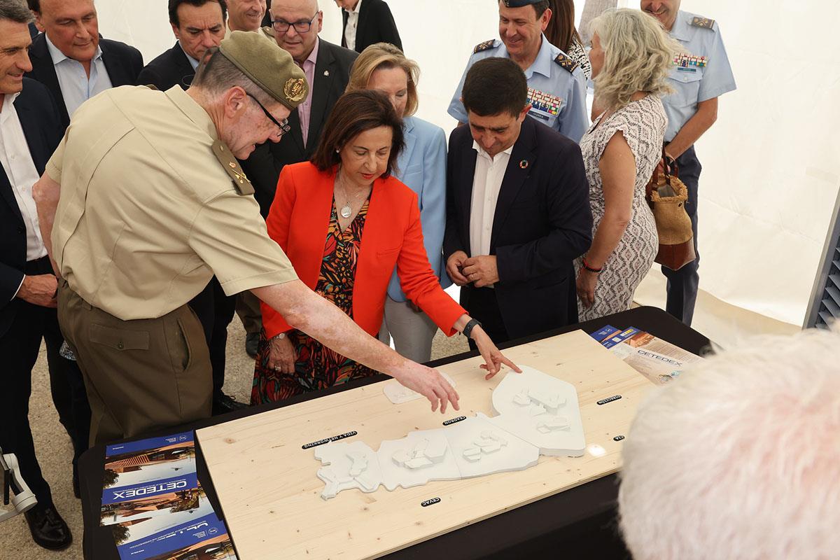 La ministra de Defensa, Margarita Robles, durante su visita a los terrenos del Centro Tecnológico de Desarrollo y Experimentació