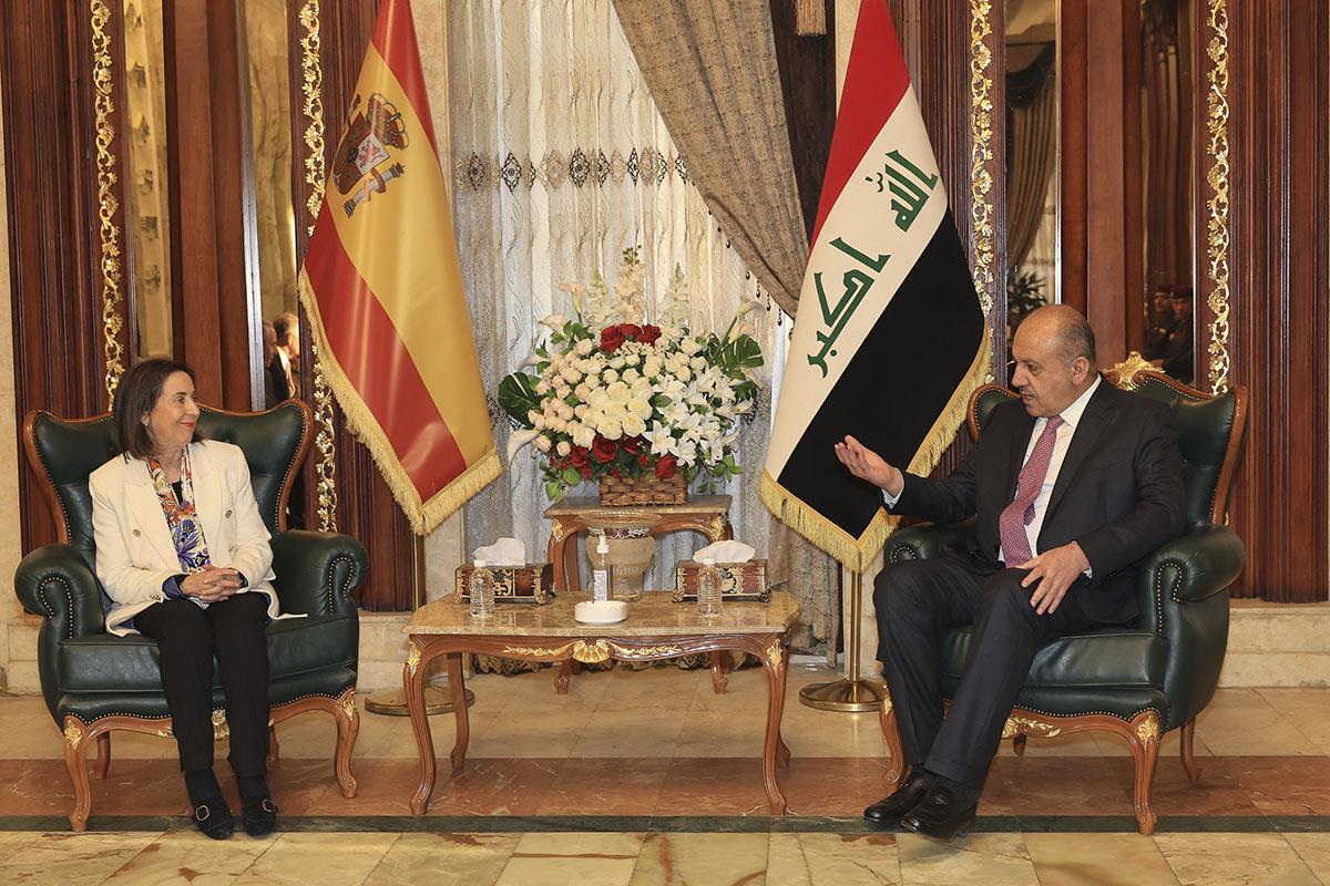 La ministra de Defensa, Margarita Robles, y el ministro de Defensa de Irak, Thabit Mohammad Saeed Al-Abbasi