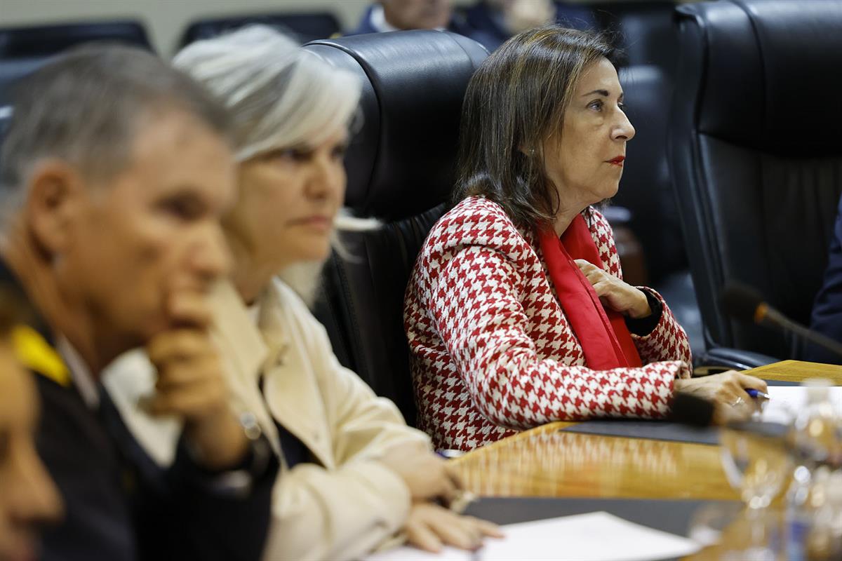 La ministra de Defensa, Margarita Robles, en el cuartel general, supervisando los efectivos desplegados por la DANA