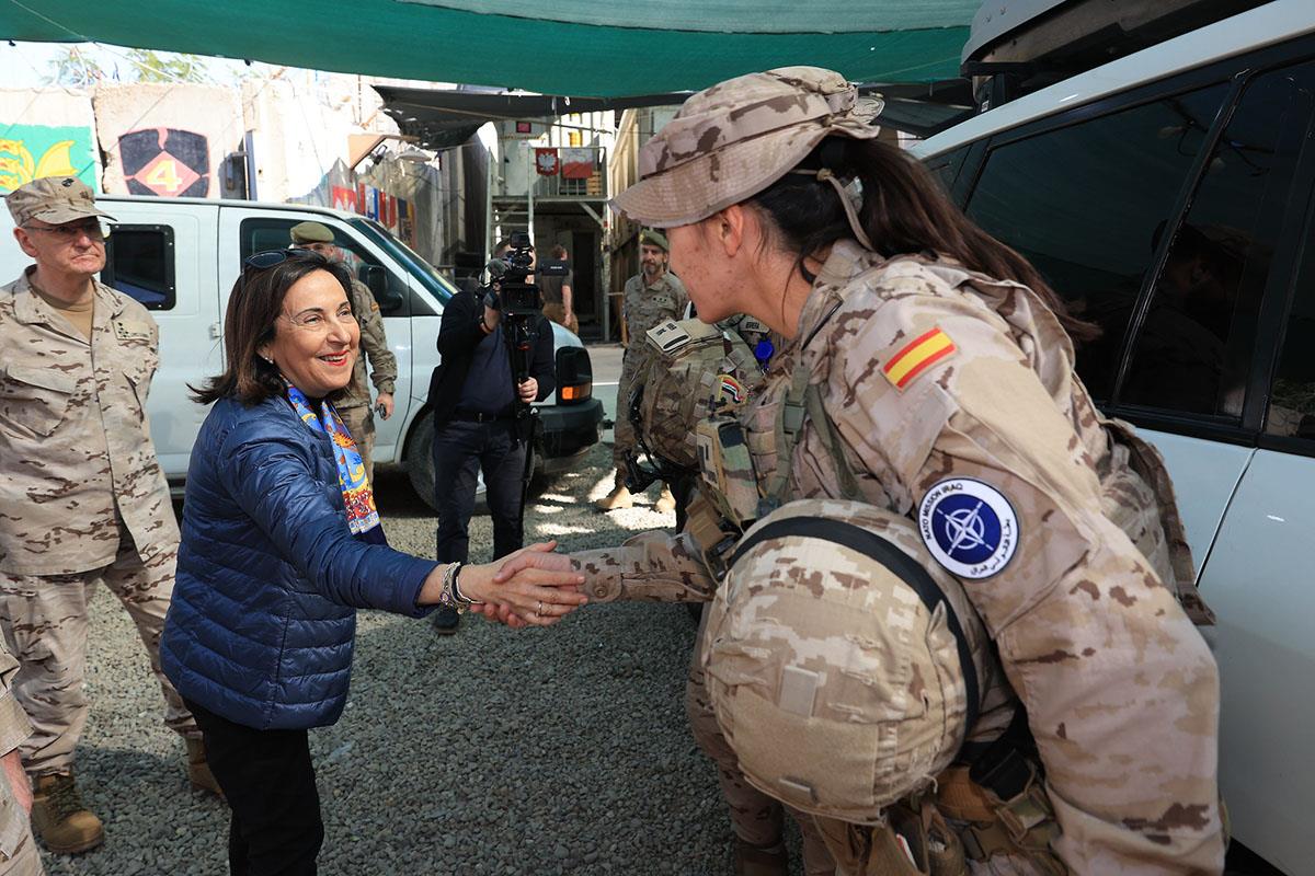 La ministra de Defensa, Margarita Robles, saluda a una soldado durante la segunda jornada de su visita a Irak.