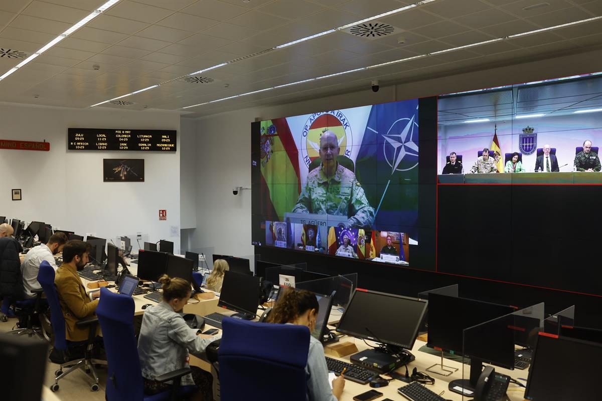 La ministra Margarita Robles, durante la videoconferencia con los mandos de las misiones y contingentes españoles