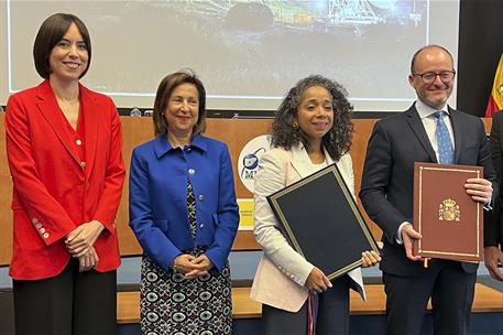 La ministra de Ciencia, Innovación y Universidades, Diana Morant, y la ministra de Defensa, Margarita Robles