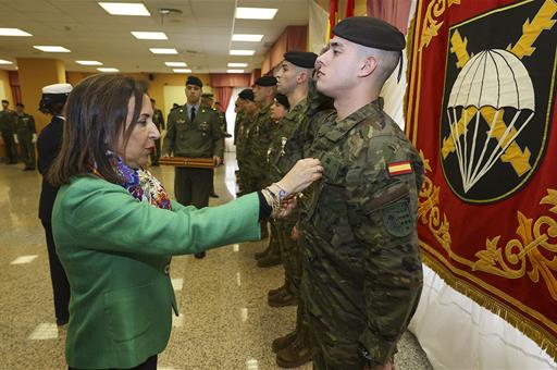 La ministra de Defensa, Margarita Robles, impone una condecoración a un miembro de la Brigada Paracaidista
