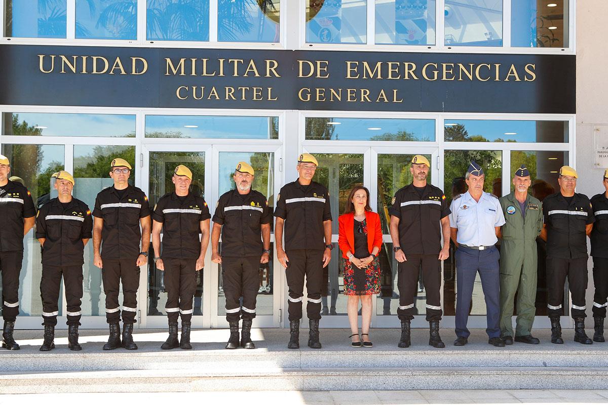 La ministra de Defensa, Margarita Robles, durante su visita a las instalaciones de la UME
