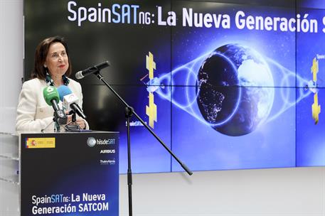 La ministra de Defensa, Margarita Robles, visita a las instalaciones de la empresa Thales Alenia Space, en Tres Cantos (Madrid).