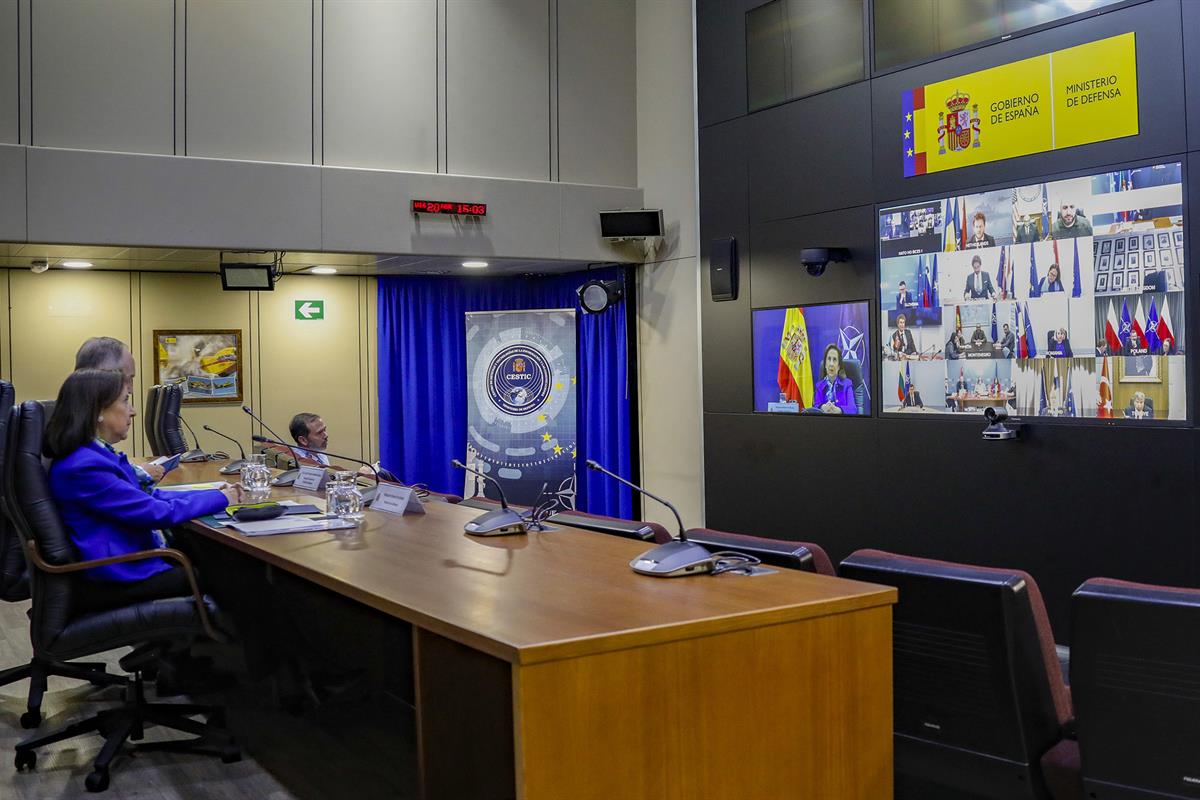 La ministra de Defensa, Margarita Robles, participa por videoconferencia en el Consejo OTAN-Ucrania.