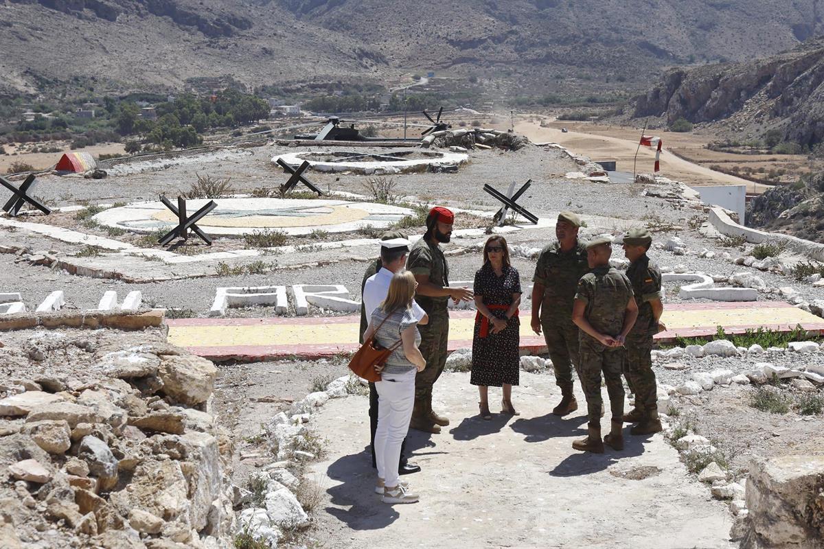 La ministra de Defensa, Margarita Robles, durante la visita al peñón de Vélez.