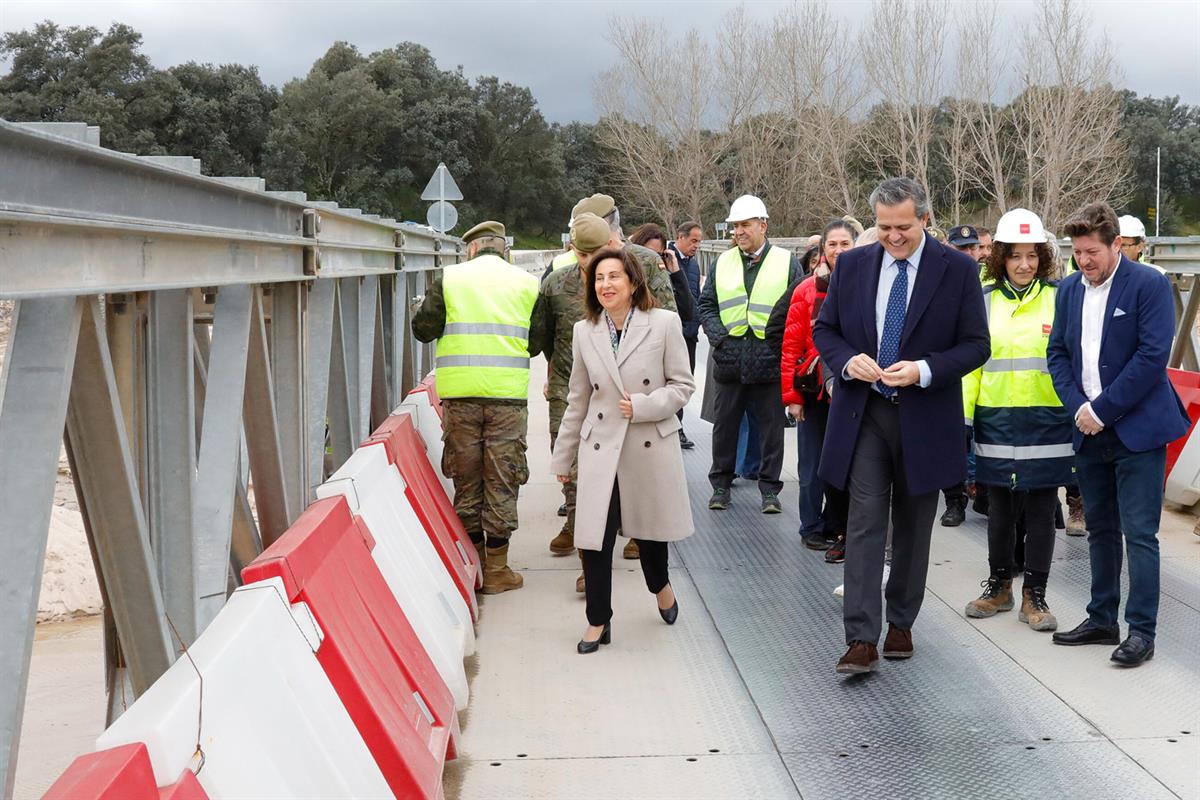 La ministra de Defensa, Margarita Robles, durante su visita al puente ‘Mabey’ en Aldea del Fresno