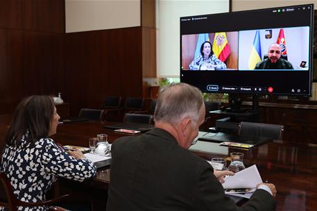 La ministra de Defensa, Margarita Robles, durante la videoconferencia mantenida con su homólogo ucraniano.