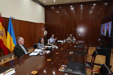 23/05/2024. Robles mantiene una videoconferencia con la misión en Líbano para agradecer el trabajo de los contingentes españoles. La ministr...