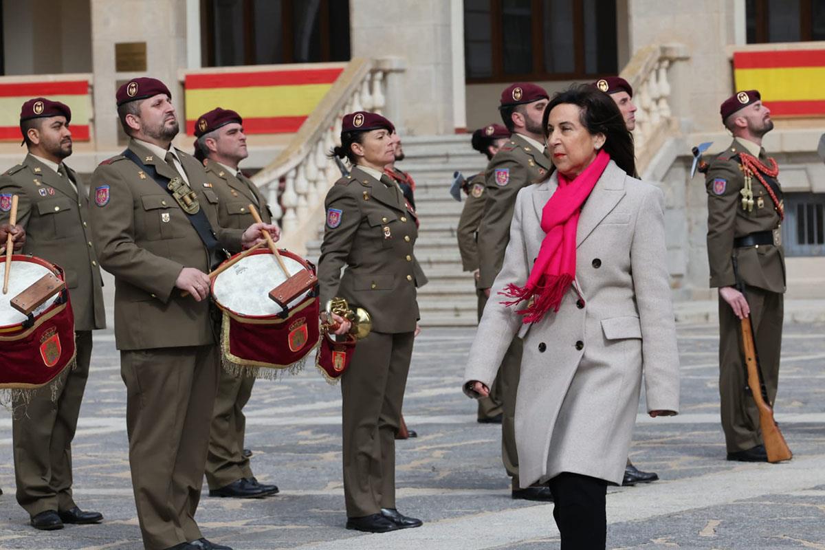 Margarita Robles pasa revista a las tropas en el homenaje a los caídos en la guerra de Ucrania.