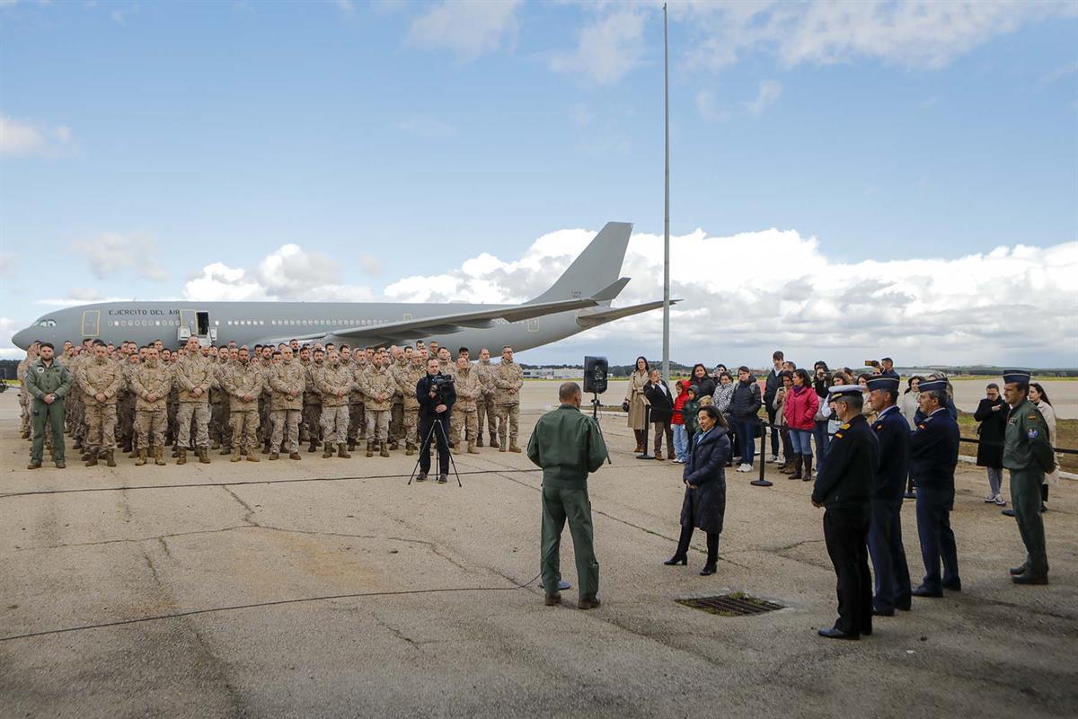 Imagen del artículo Margarita Robles despide al personal del Destacamento Aéreo Táctico 'Vilkas' que despliega en Lituania