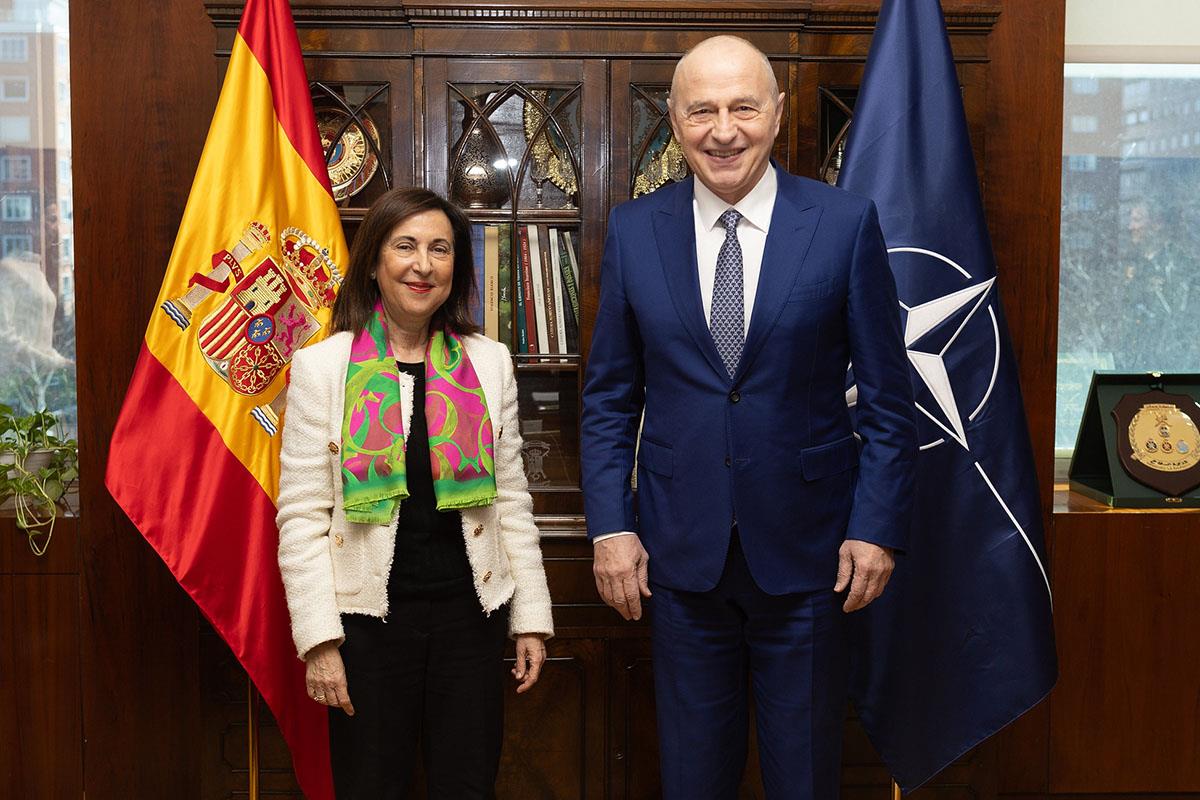 La ministra de Defensa, Margarita Robles, junto al vicesecretario general adjunto de la OTAN, Mircea Geoana.