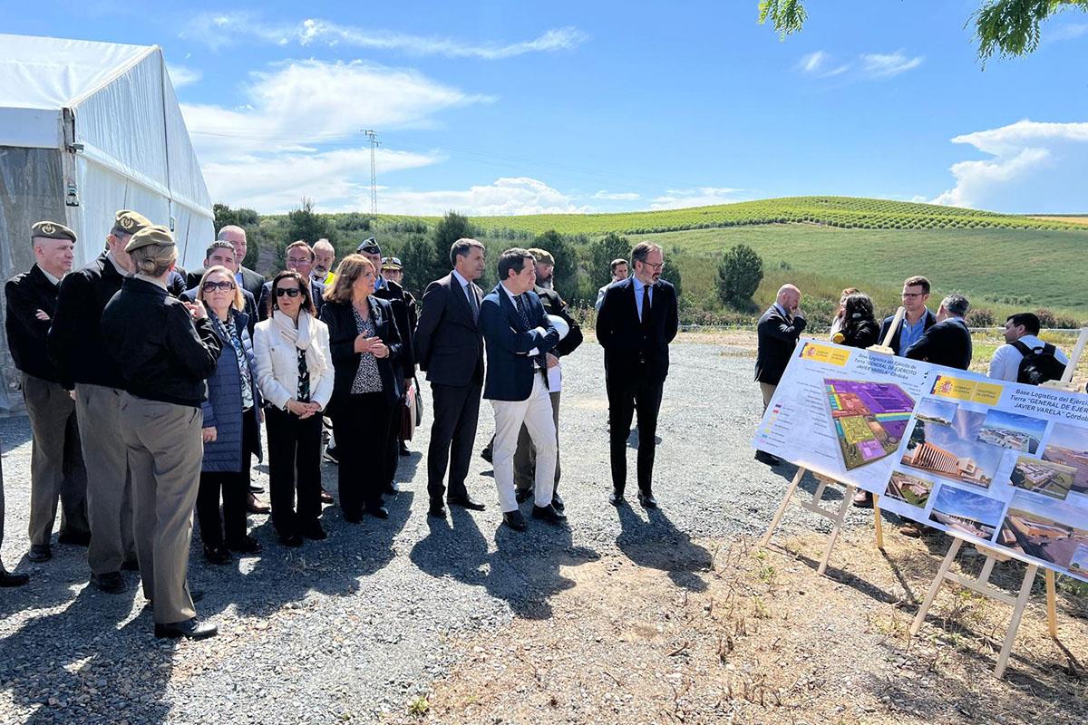  Margarita Robles visita las obras de la base logística del Ejército de Tierra, ‘General de ejército Javier Varela’, en Córdoba.