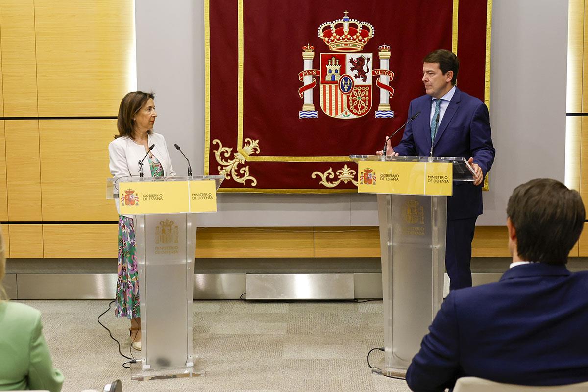 Margarita Robles y Alfonso Fernández Mañueco comparecen ante los medios tras su reunión.
