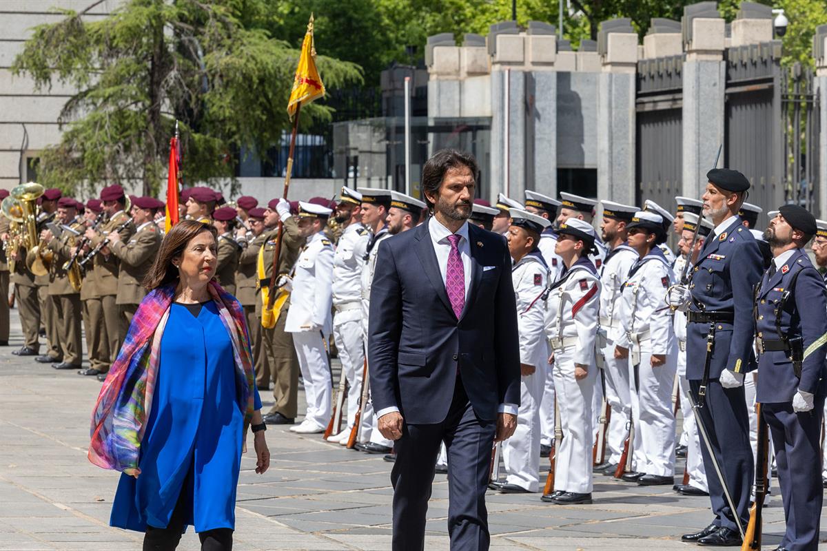 La ministra de Defensa, Margarita Robles, y su homólogo eslovaco, Robert Kaliňák, en el Ministerio de Defensa.