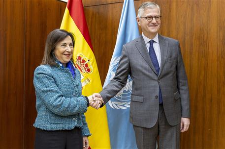 La ministra de Defensa, Margarita Robles, y el secretario general adjunto de Operaciones de Paz de Naciones Unidas