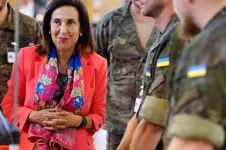 La ministra de Defensa, Margarita Robles, durante la visita a la Academia de Infantería de Toledo.