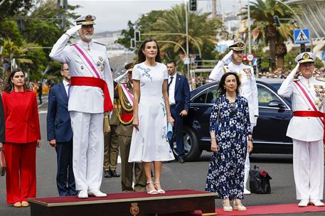 La ministra de Defensa, Margarita Robles, junto a Sus Majestades los Reyes