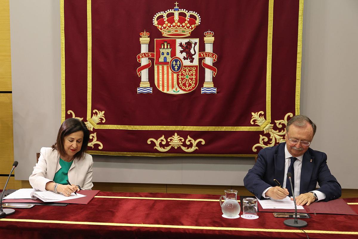 La ministra durante la firma