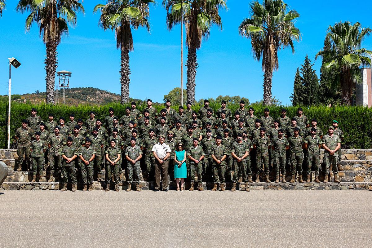La ministra de Defensa, Margarita Robles, junto a los integrantes de la Brigada Guzmán el Bueno.