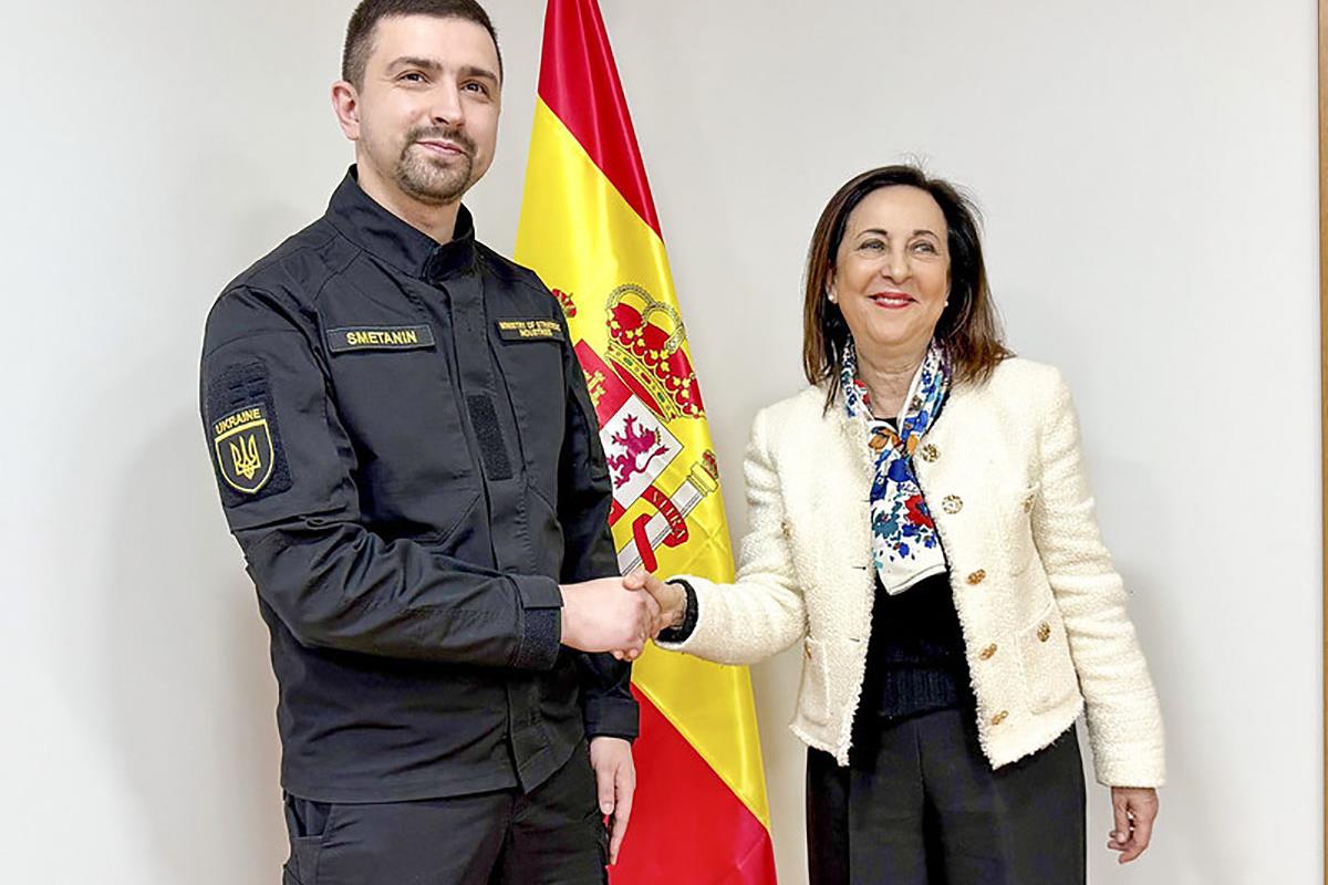 Robles y el ministro ucraniano saludandose