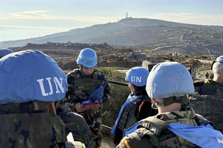 La ministra Robles visita una de las posiciones desde la que se vigila la llamada 