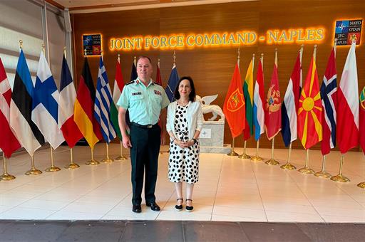 La ministra de Defensa, Margarita Robles, durante su visita al Cuartel General de la Alianza en Nápoles