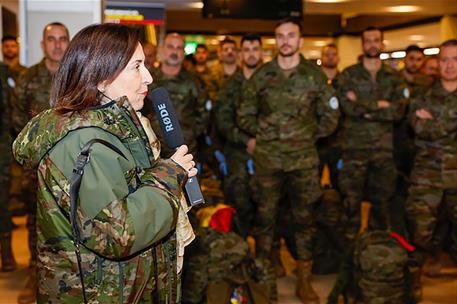 La titular de Defensa, Margarita Robles, se dirige a los militares en el aeropuerto Adolfo Suárez Madrid-Barajas