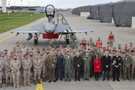 24/09/2025. Margarita Robles visits the Spanish detachment 'Vilkas'. The Minister for Defence, Margarita Robles, with personnel from the Spa...