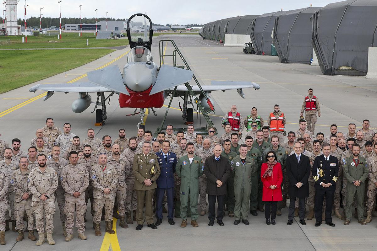 24/09/2025. Margarita Robles visits the Spanish detachment 'Vilkas'. The Minister for Defence, Margarita Robles, with personnel from the Spa...