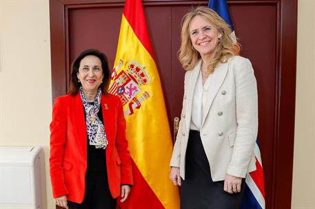 La ministra Margarita Robles con la ministra de Asuntos Exteriores de Islandia