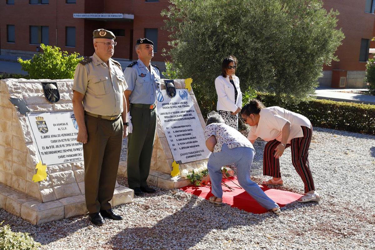 La ministra de Defensa, Margarita Robles, rinde homenaje a los fallecidos y heridos ante sus familiares y compañeros