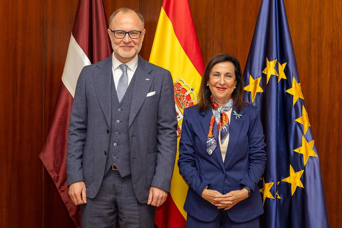 El ministro de Defensa de Letonia, Andris Sprüd, junto a la ministra de Defensa, Margarita Robles