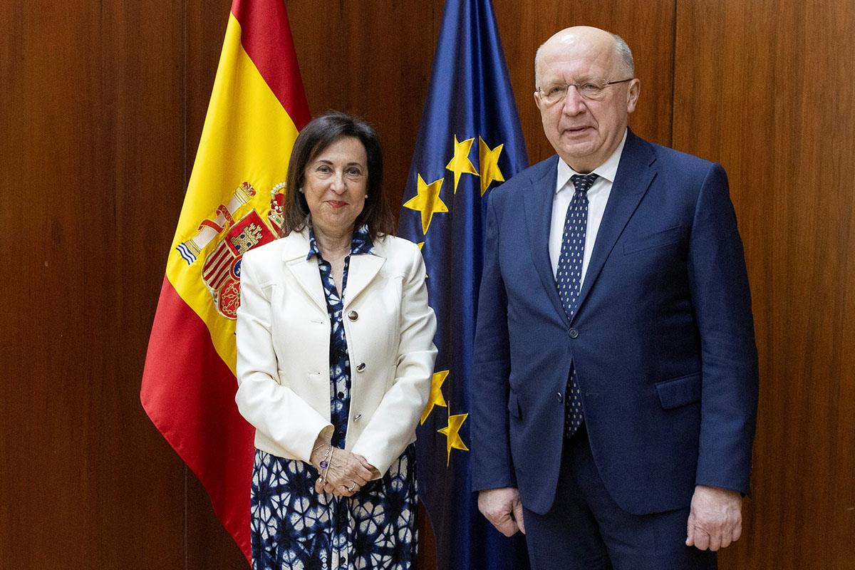 La ministra de Defensa junto al Comisario Europeo de Defensa, Andrius Kubilius.