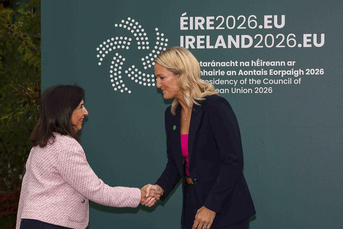Margarita Robles, saluda a la ministra Helen McEntee en la reunión informal de ministros de Defensa de la Unión Europea