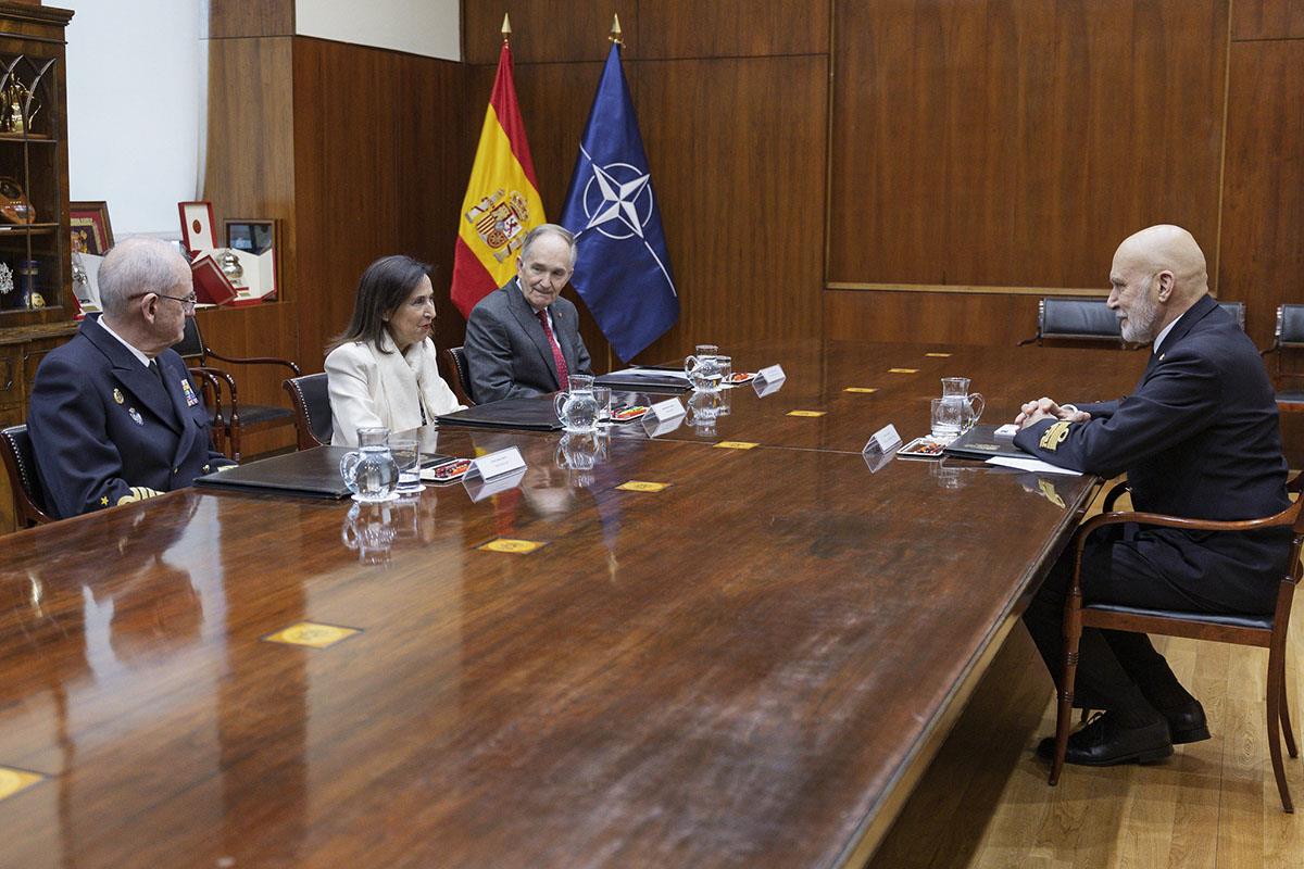 La ministra de Defensa, Margarita Robles, en el encuentro con el presidente del Comité Militar de la OTAN, Giuseppe Cavo