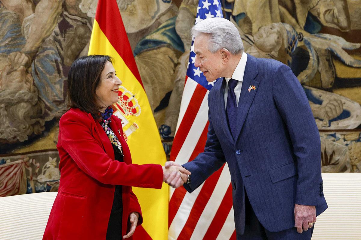La ministra de Defensa, Margarita Robles, y el embajador de los Estados Unidos de América en España, Benjamín León Jr.