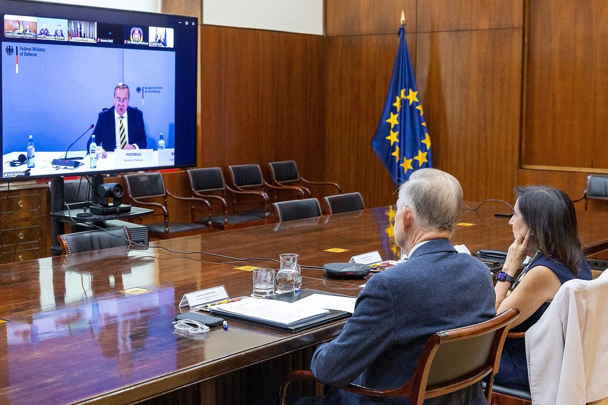 La ministra de Defensa, Margarita Robles participa por videoconferencia en la reunión.