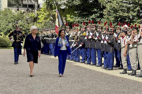 La ministra de Defensa, Margarita Robles, junto a la ministra de Defensa de la República Francesa, Catherine Vautrin, en París.